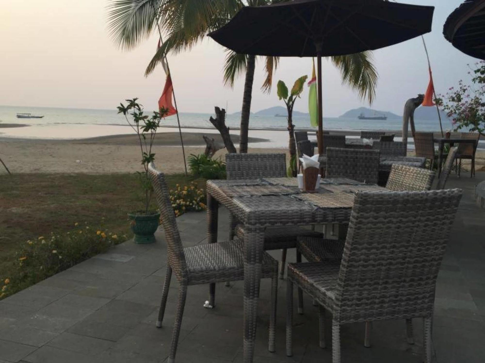 Luwansa Beach Resort Labuan Bajo Exterior foto