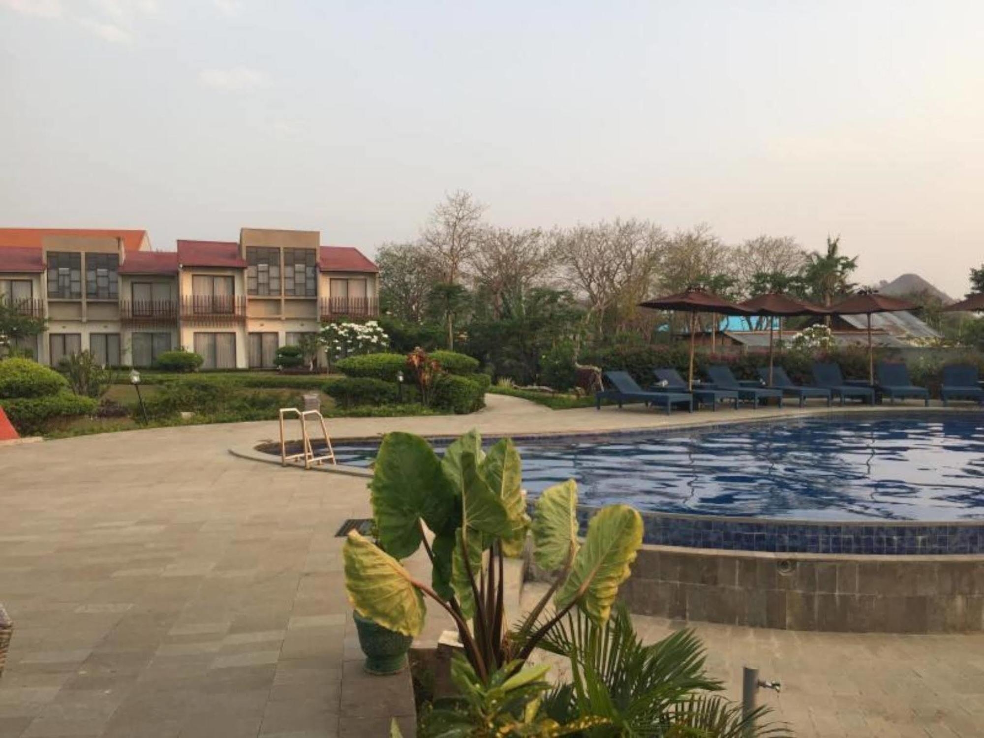 Luwansa Beach Resort Labuan Bajo Exterior foto