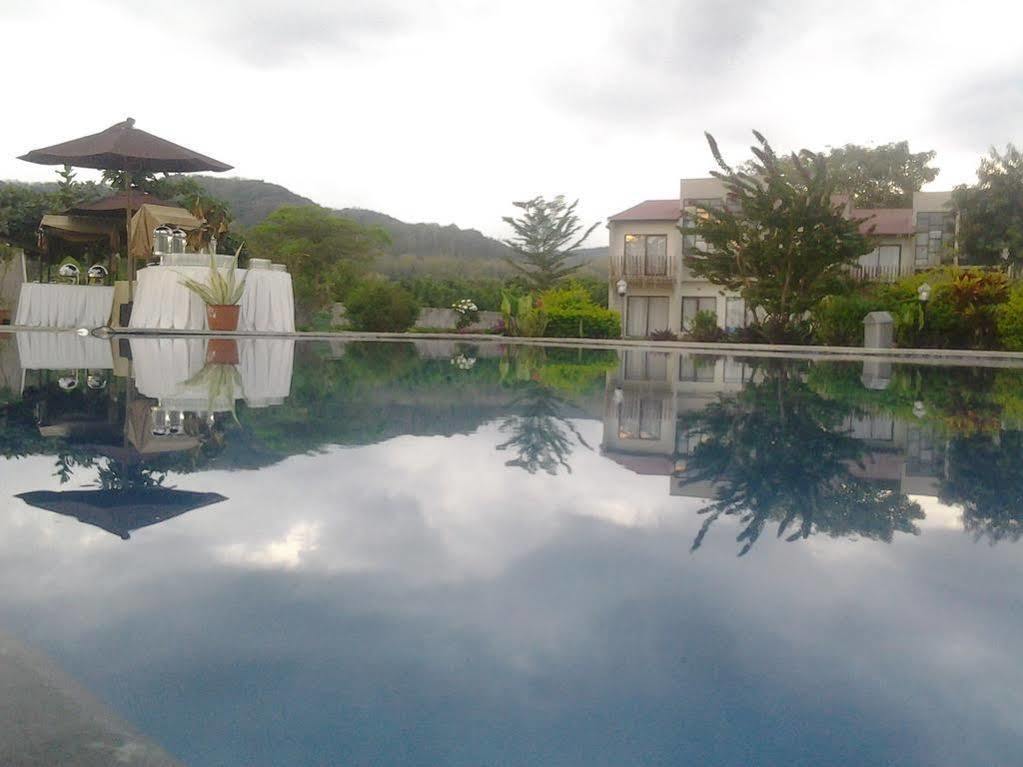 Luwansa Beach Resort Labuan Bajo Exterior foto